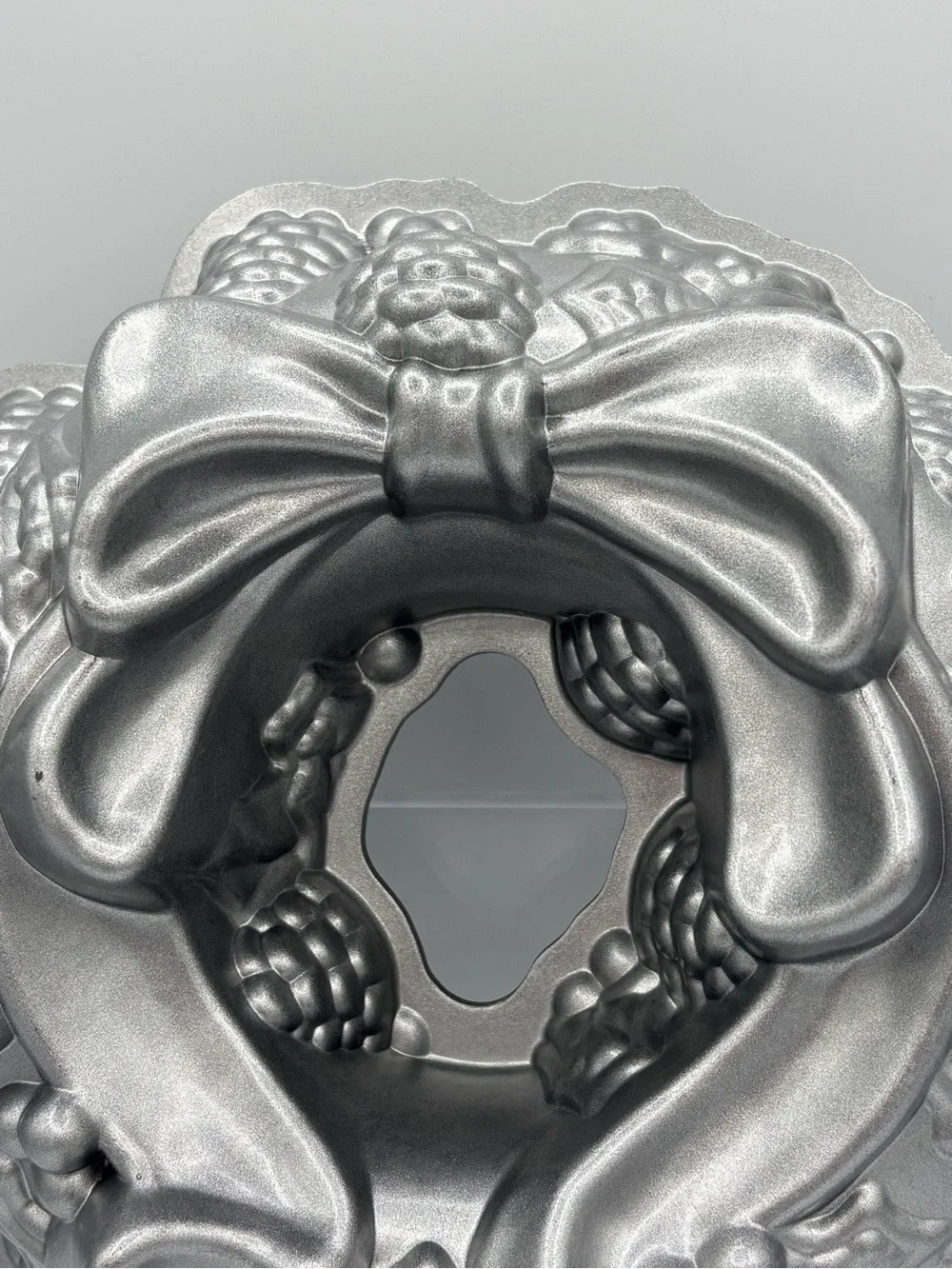 Nordic Ware Holiday Wreath Bundt Cake Pan #921 USA Cast Aluminum